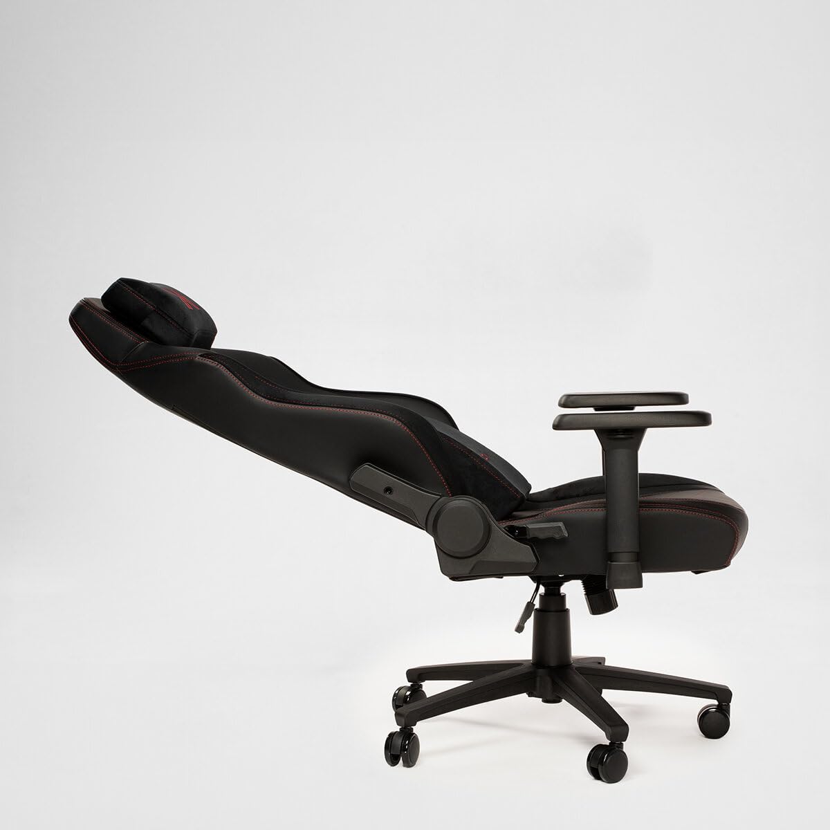 PARADOX - Gaming Stuhl - Schreibtischstuhl Ergonomisch - Verstellbare Armlehnen und Rückenlehne, Liegefunktion, Kissen, 125 kg Belastbar - Vanguard Crimson Arovs, Schwarz, Rot, Pfeil-Muster
