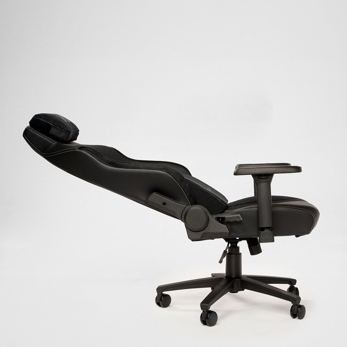 PARADOX - Gaming Stuhl - Schreibtischstuhl Ergonomisch - Verstellbare Armlehnen und Rückenlehne, Liegefunktion, Kissen, 125 kg Belastbar - Vanguard Crimson Arovs, Schwarz, Rot, Pfeil-Muster