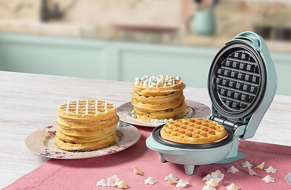 Bestron Mini-Waffeleisen für klassische Waffeln, kleiner Waffelmaker mit Antihaftbeschichtung, für Kindergeburtstage, Familienfeiern, Ostern oder Weihnachten, Retro Design, 550 Watt, Farbe: Rosa