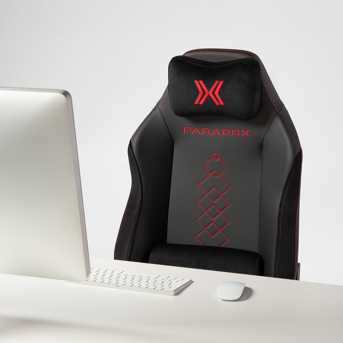 PARADOX - Gaming Stuhl - Schreibtischstuhl Ergonomisch - Verstellbare Armlehnen und Rückenlehne, Liegefunktion, Kissen, 125 kg Belastbar - Vanguard Crimson Arovs, Schwarz, Rot, Pfeil-Muster
