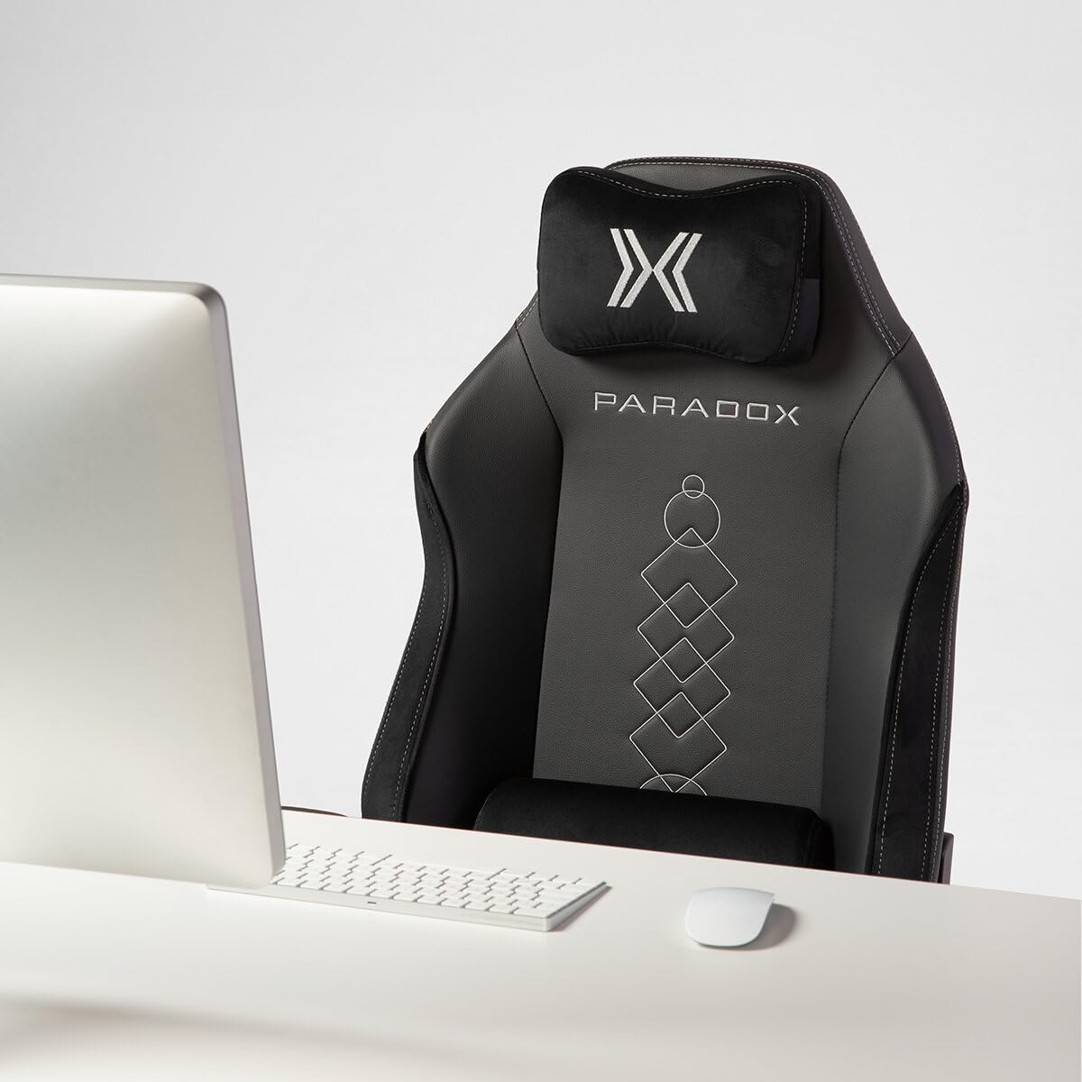 PARADOX - Gaming Stuhl - Schreibtischstuhl Ergonomisch - Verstellbare Armlehnen und Rückenlehne, Liegefunktion, Kissen, 125 kg Belastbar - Vanguard Crimson Arovs, Schwarz, Rot, Pfeil-Muster