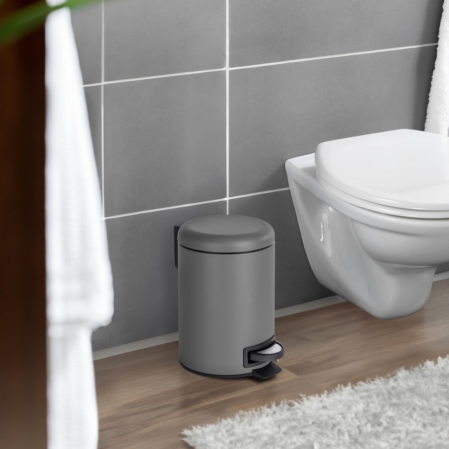 WENKO Treteimer Mod. Leman 3 Liter mit herausnehmbarem Einsatz aus lackiertem Stahl ideal für Badezimmer oder Küche 17 x 25 x 22,5 cm Schwarz matt
