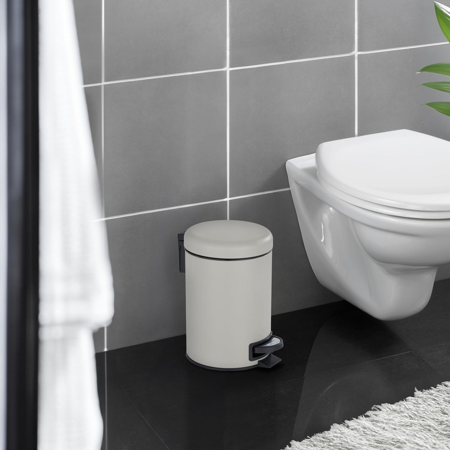 WENKO Treteimer Mod. Leman 3 Liter mit herausnehmbarem Einsatz aus lackiertem Stahl ideal für Badezimmer oder Küche 17 x 25 x 22,5 cm Schwarz matt