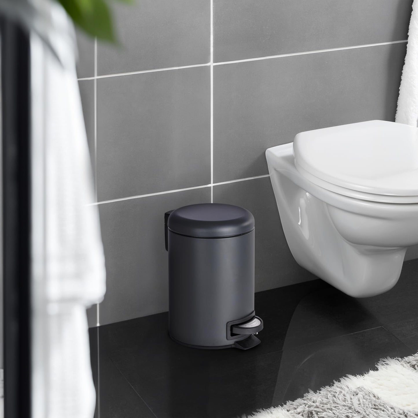 WENKO Treteimer Mod. Leman 3 Liter mit herausnehmbarem Einsatz aus lackiertem Stahl ideal für Badezimmer oder Küche 17 x 25 x 22,5 cm Schwarz matt