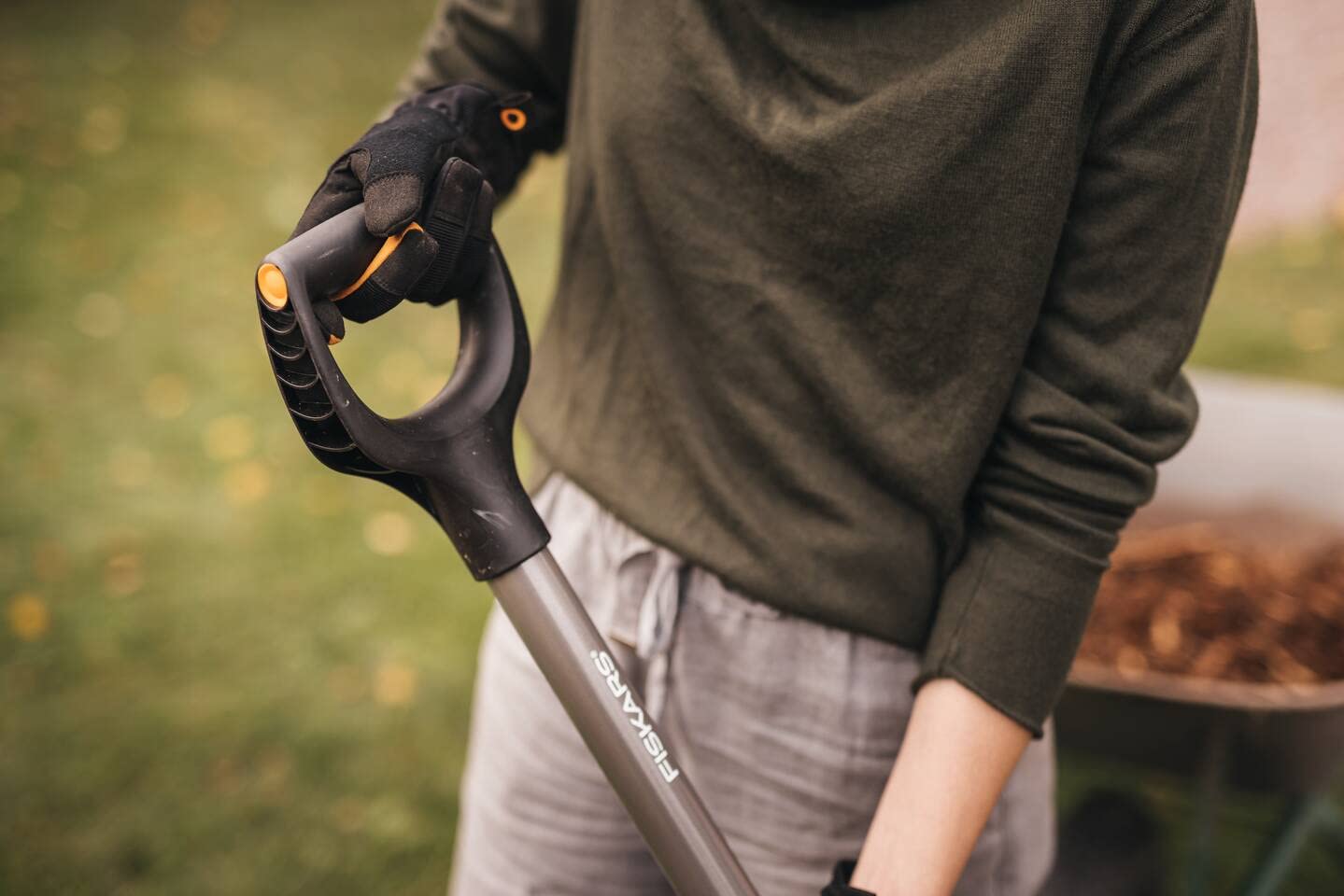Fiskars Gärtnerspaten, Spitz, Spaten für harte, steinige Böden, Länge: 125 cm, Hochwertiger Borstahl, Grau/Schwarz, Ergonomic, 1070639