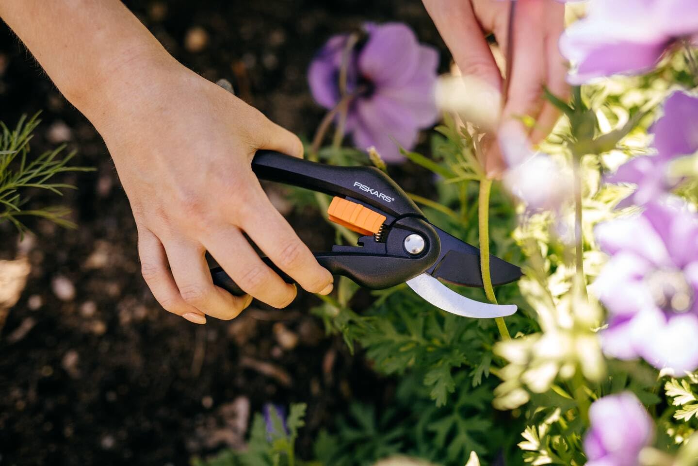 Fiskars Bypass-Gartenschere für frische Äste und Zweige, Antihaftbeschichtet, Hochwertige Stahl-Klingen, Länge: 20 cm, Schwarz/Orange, SingleStep