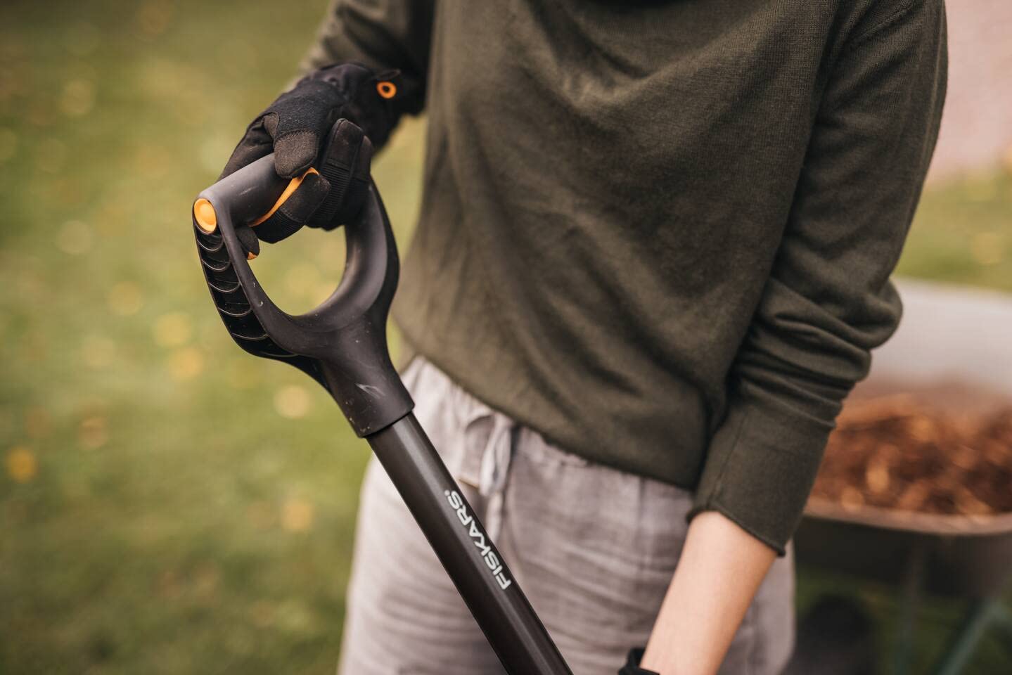 Fiskars Gärtnerspaten, Spitz, Spaten für harte, steinige Böden, Länge: 125 cm, Hochwertiger Borstahl, Grau/Schwarz, Ergonomic, 1070639