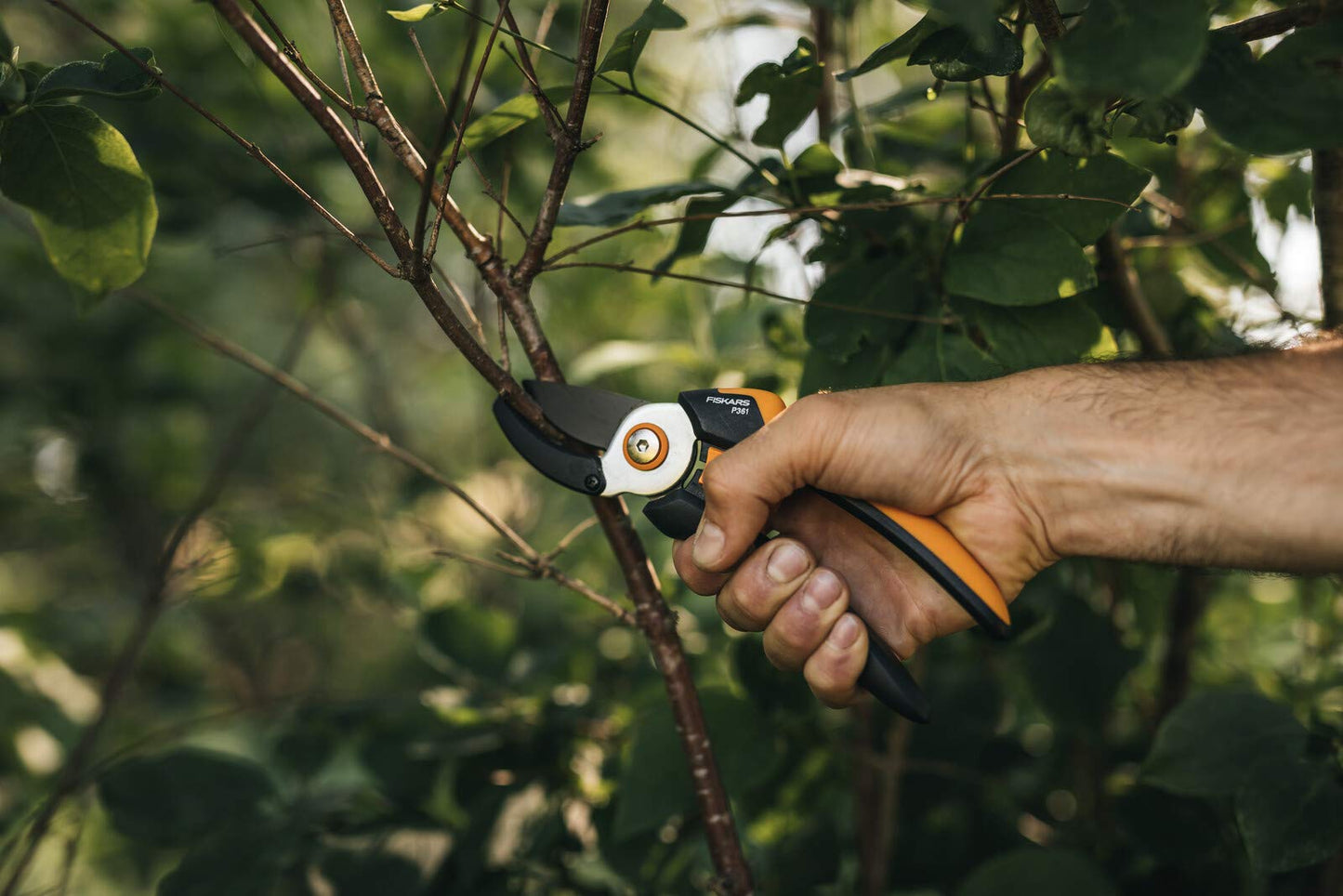 Fiskars Bypass-Gartenschere für frische Äste und Zweige, Antihaftbeschichtet, Hochwertige Stahl-Klingen, Länge: 20 cm, Schwarz/Orange, SingleStep
