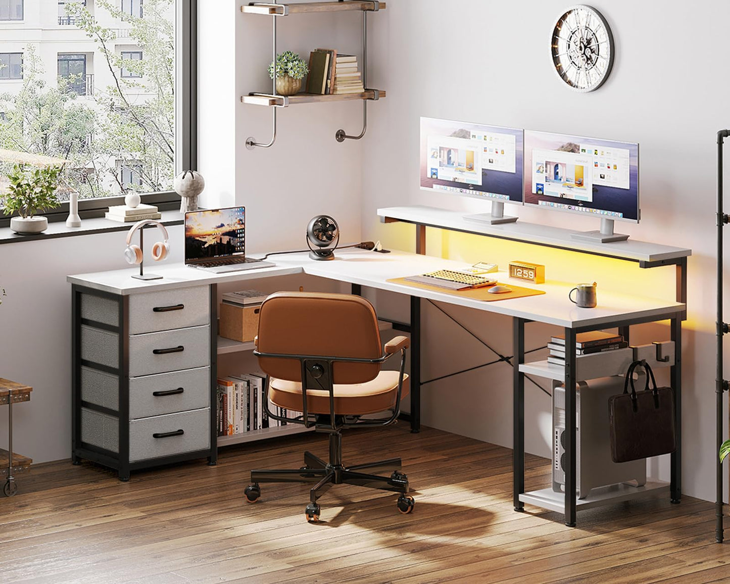 ODK Schreibtisch mit Schubladen, Reversible Eckschreibtisch mit 2 Steckdosen und 2 USB Ladeanschluss, Bürotisch L Form mit LED für Home Office 135×110cm (Schwarz)