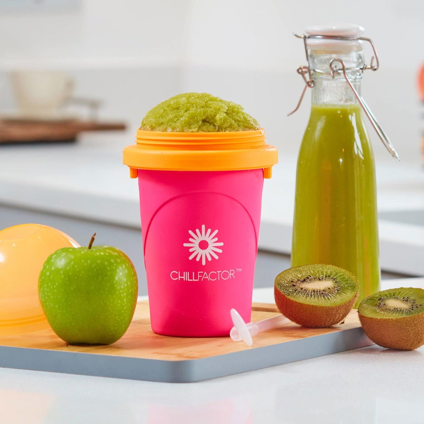Magic Freez Slushy Maker – Tragbarer Slushy Becher aus Silikon mit 2-in-1 Strohhalm und Löffel – Slush Ice Maker für erfrischende Slushies – Slushi Cup zum Slush Eis selbermachen – 370ml