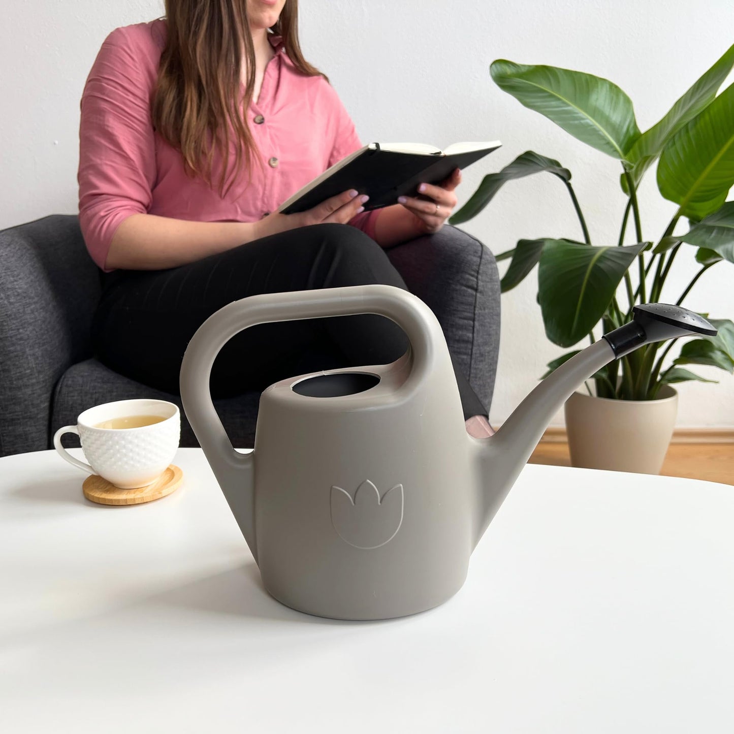 Plastia Gartengießkanne mit dem Brausekopf, 2L - Gießkanne aus Hochwertigem Kunststoff - Handliche Giesskanne für Innen- und Außenbereich - Ideal für Bewässerung für Zimmerpflanzen (Anthrazit)