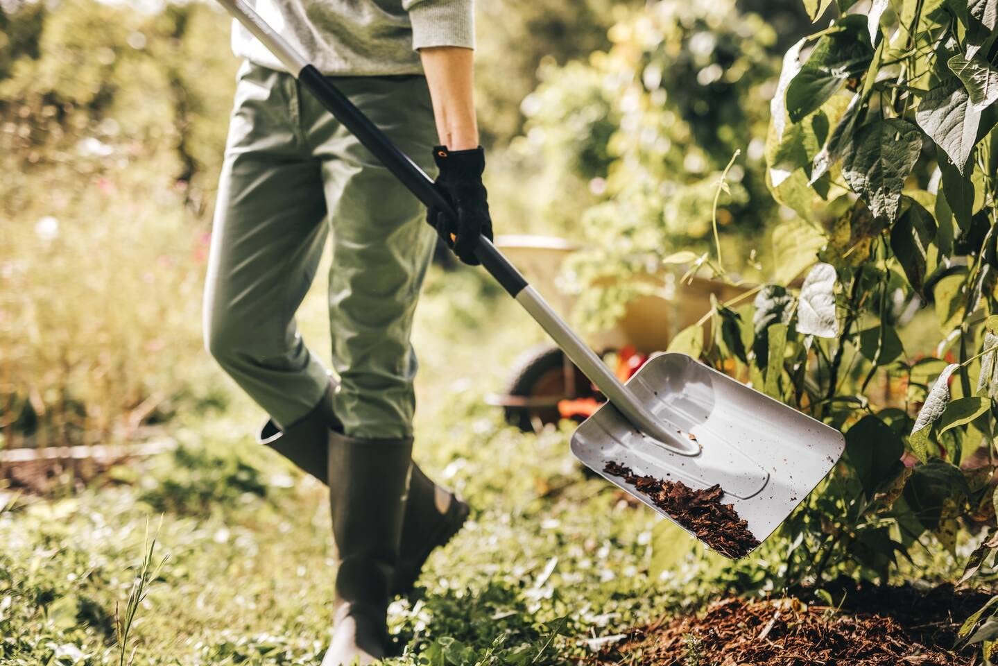 Fiskars Gärtnerspaten für harte, steinige Böden, Spitz, Länge: 120 cm, Verstärktes Borstahl-Blatt, Schwarz/Orange, Xact, 1066729