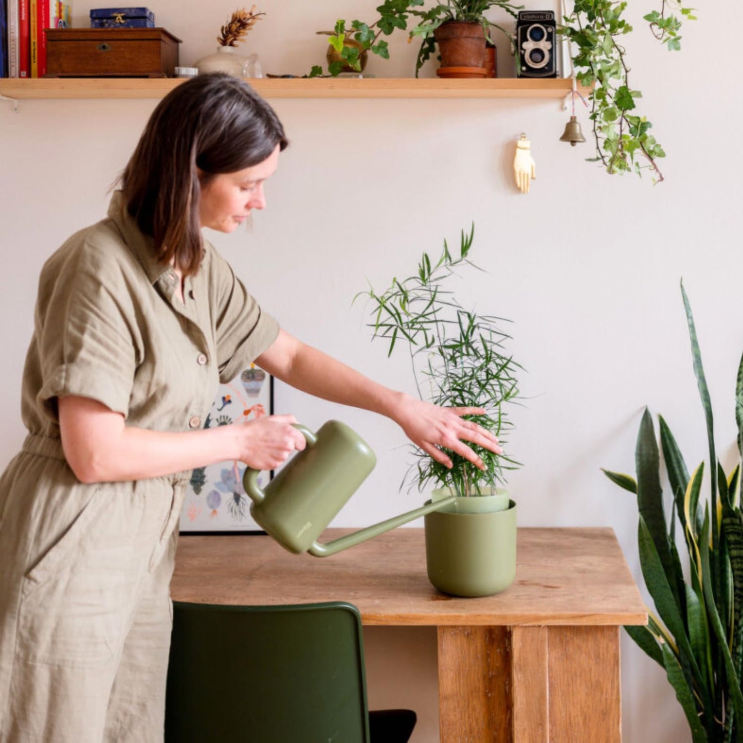 Plastia Gießkanne klein für den Zimmerpflanzen 1,8 L - Blumengießkanne aus recyceltem Kunststoff - Giesskanne mit langem Ausgießer für einfache Bewässerung, Elfenbein