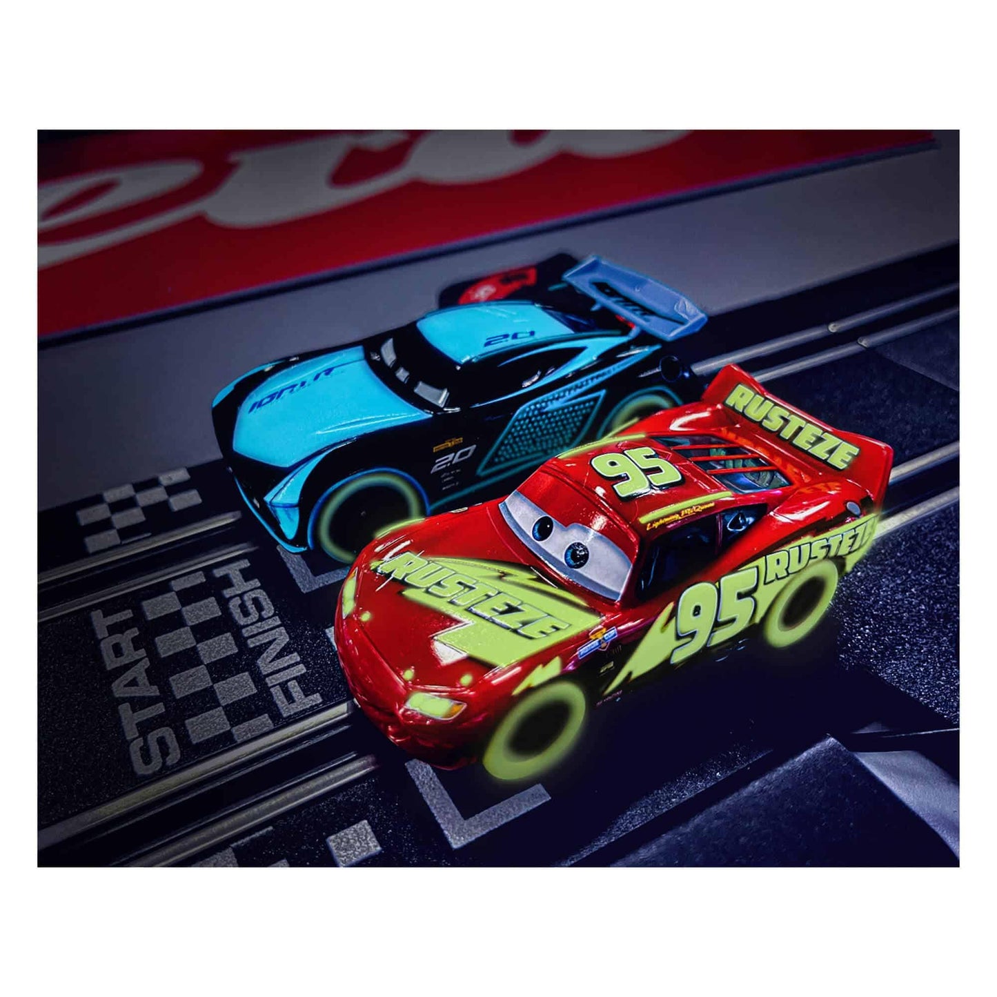 Carrera - 20062477 - Carrera GO!!! Disney Pixar Cars - Neon Nights Rennbahn-Set I Rennbahnen und lizensierte Slotcars | bis zu 2 Spieler | Für Jungs und Mädchen ab 6 Jahren & Erwachsene