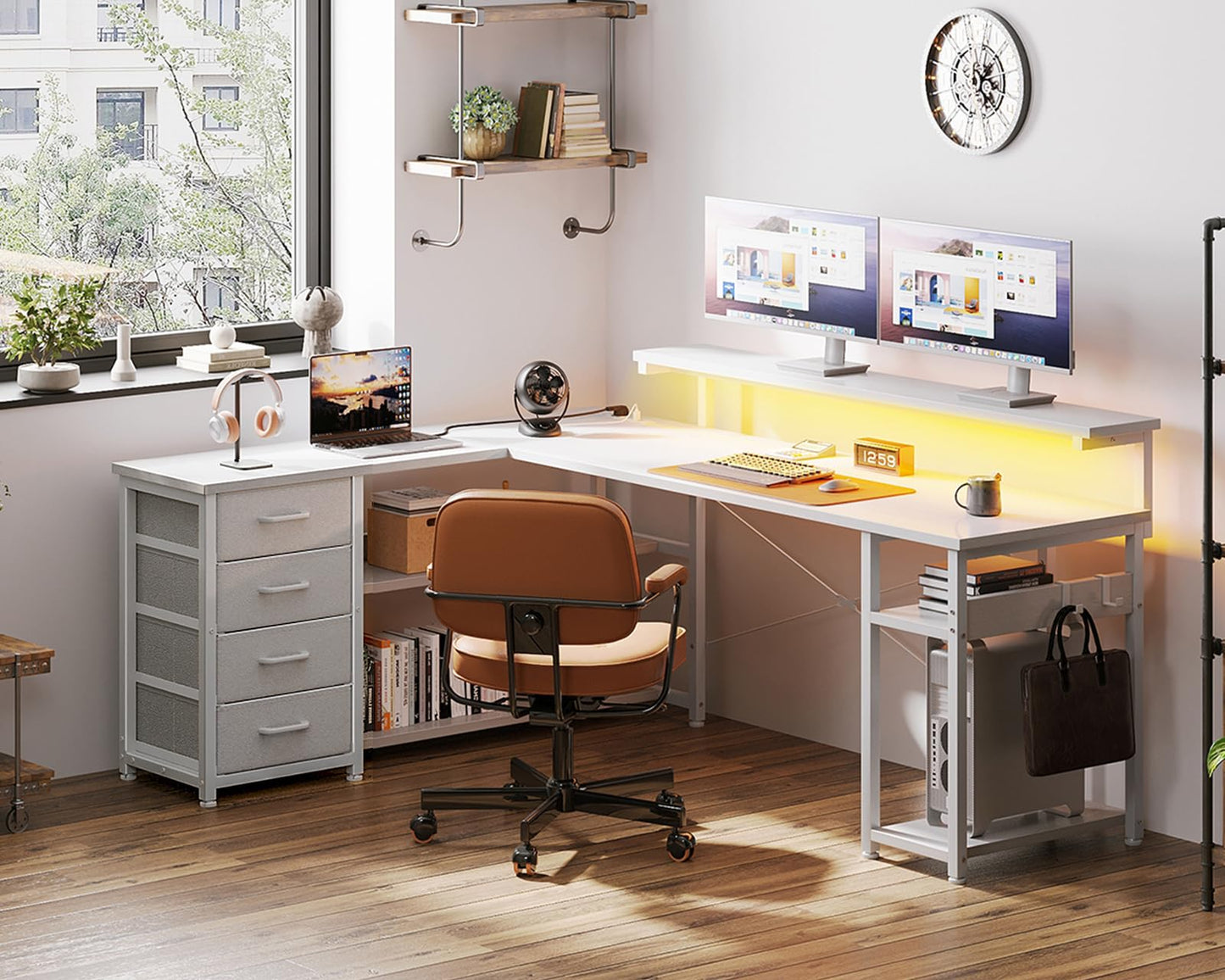 ODK Schreibtisch mit Schubladen, Reversible Eckschreibtisch mit 2 Steckdosen und 2 USB Ladeanschluss, Bürotisch L Form mit LED für Home Office 135×110cm (Schwarz)