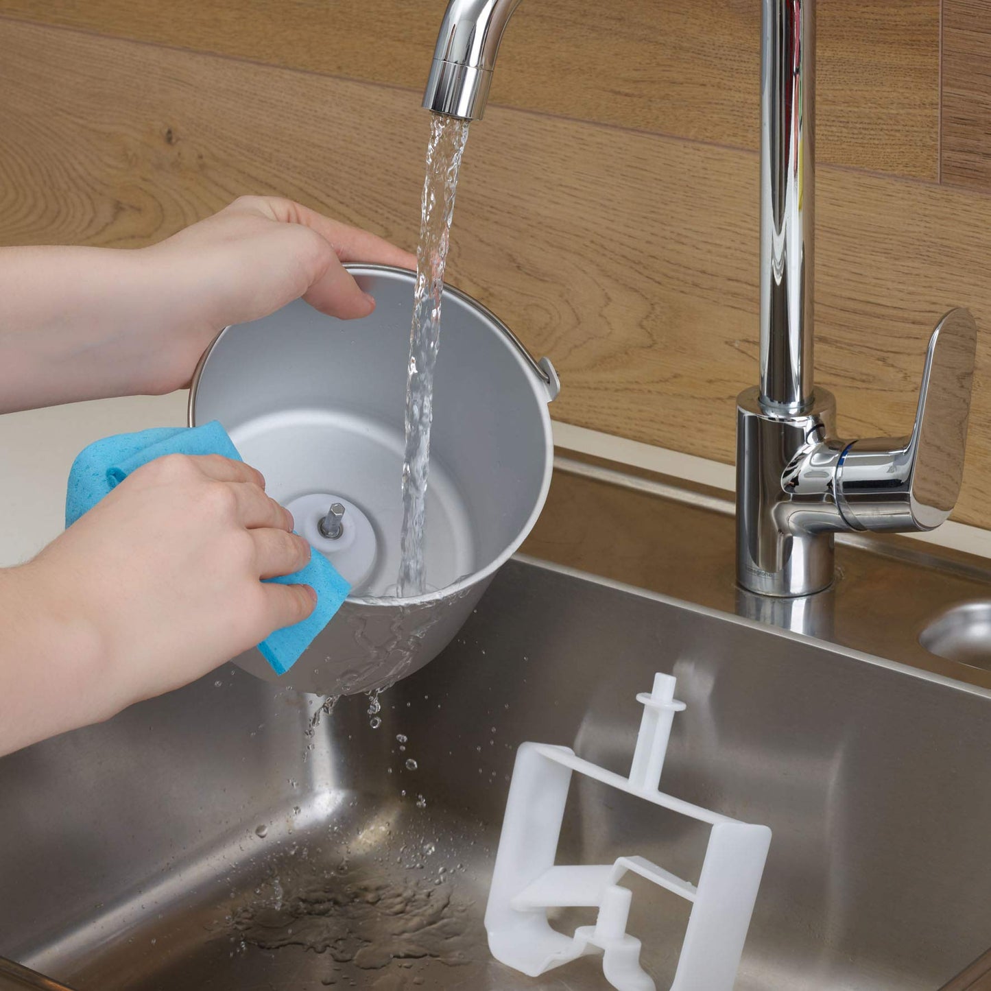 SEVERIN 2-in-1 Eismaschine mit Joghurtfunktion, Eismaschine mit Kompressor für Eis, Sorbet und Frozen Joghurt, Joghurtbereiter mit "warm & cold"-Funktion, Edelstahl-gebürstet, EZ 7405