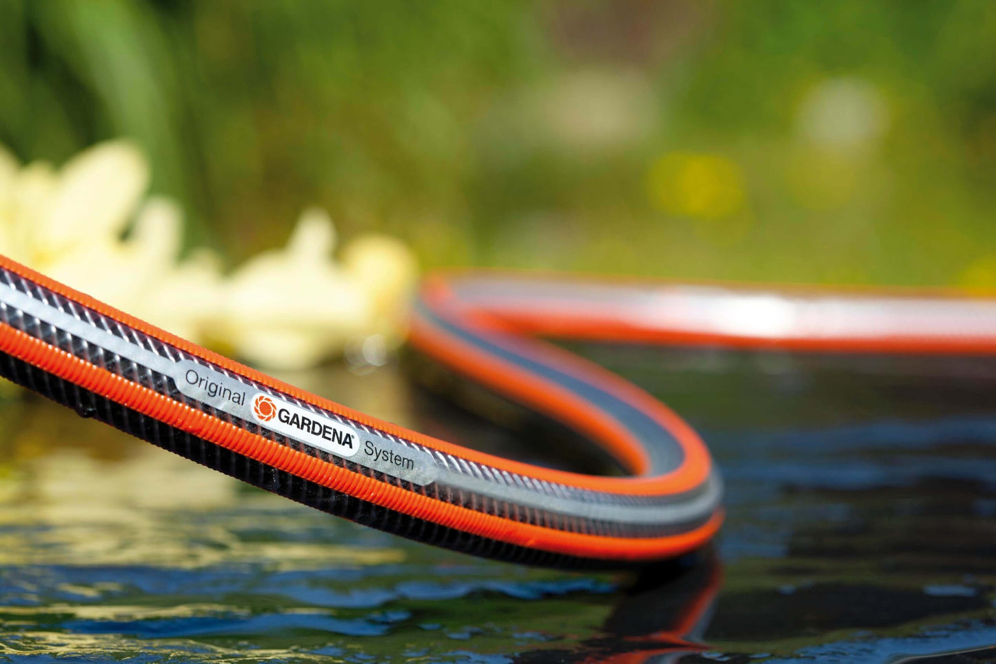 Gardena Premium SuperFLEX Schlauch 13 mm (1/2 Zoll), 30 m: Gartenschlauch mit Power-Grip-Profil, 35 bar Berstdruck, hochflexibel, formstabil, UV-beständig (18096-20) schwarz