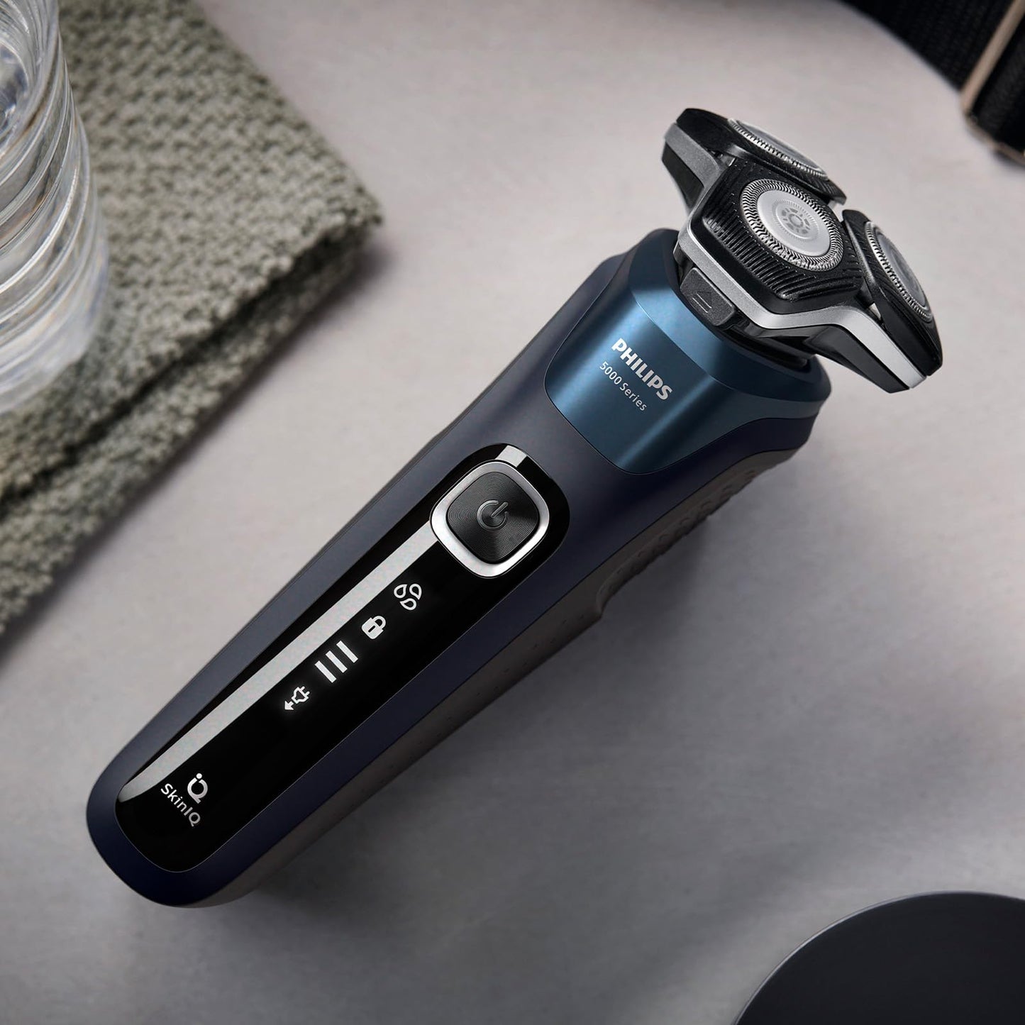 Philips Shaver Series 5000 – Elektrischer Nass- und Trockenrasierer für Herren mit ausklappbarem Trimmer, Reinigungsstation, Reinigungskartusche & Reiseetui (Modell S5898/50)