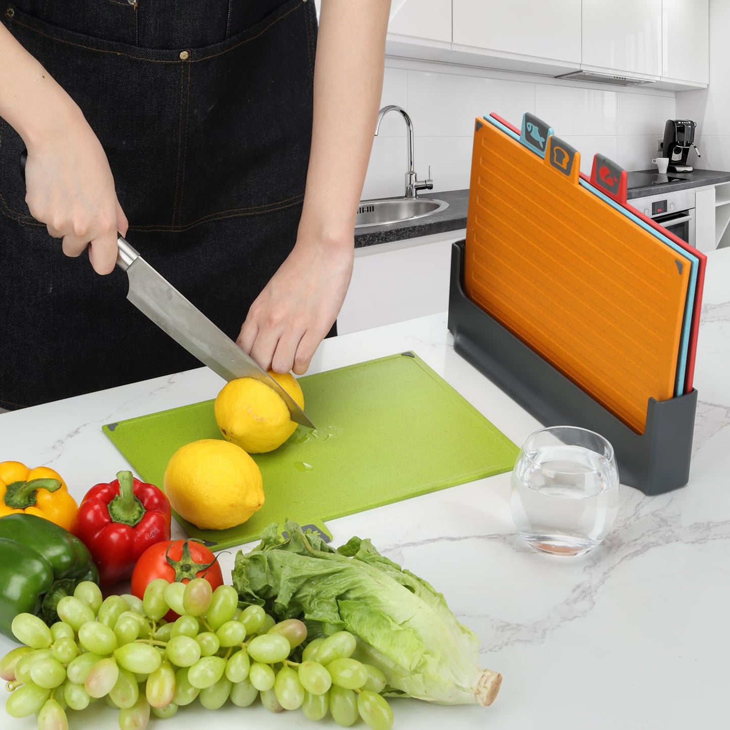 BEWOS 4 Farbcodierte Schneidebrett, Schneidebrett Kunststoff Set, Umkehrbares Schneidbrett Mit Ständer, Schneidebretter für Küchen mit Rutschfesten Füßen, Saftrillen & Spülmaschinenfest Chopping