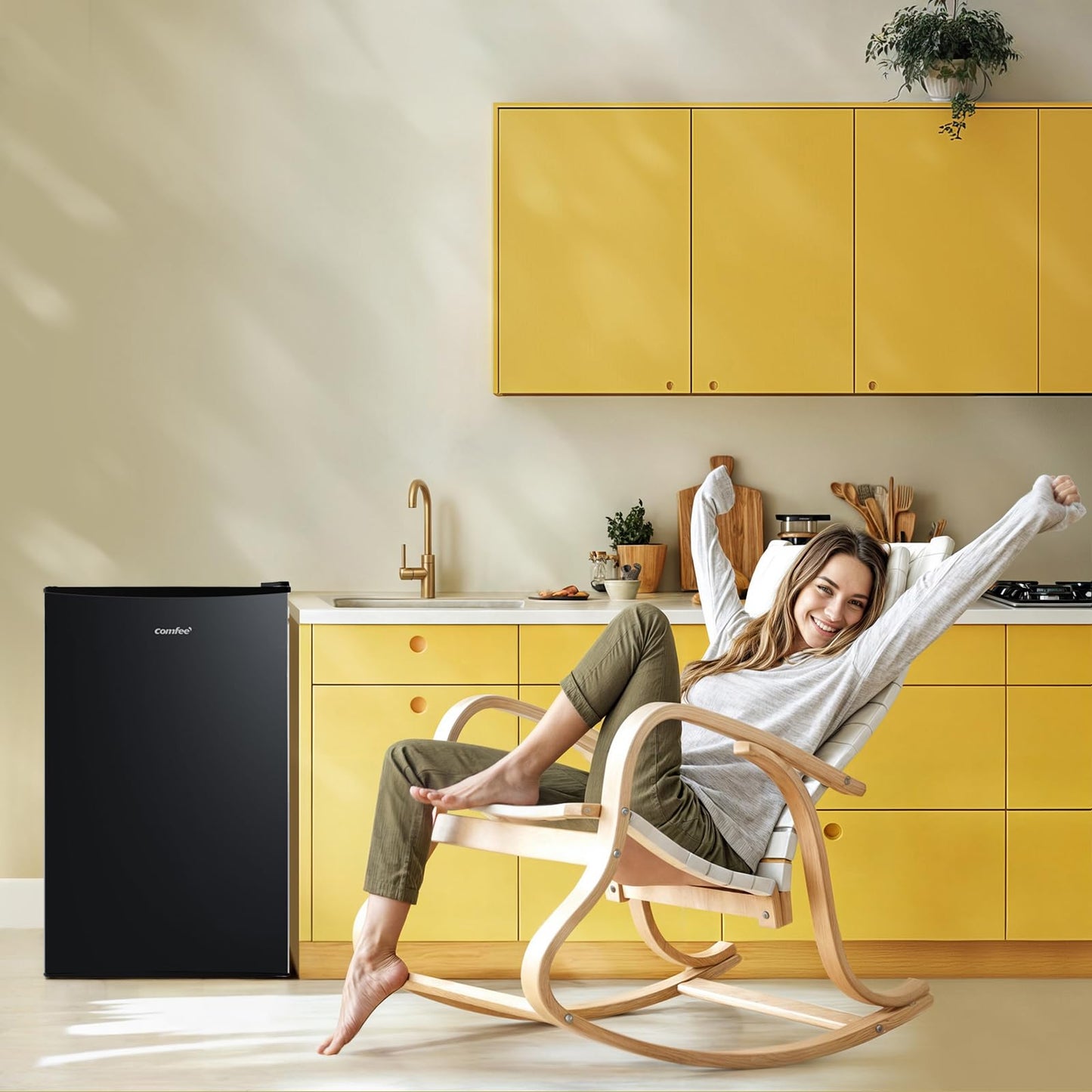 Comfee' RCD115DK2 Kühlschrank mit Gefrierfach/ 80L Tischkühlschrank/Obst- und Gemüsefach/ 84,5cm Höhe / 47,5cm Breite / 137kWh/Jahr/Einstellbare Temperaturregelung/Verstellbare Füße/Schwarz