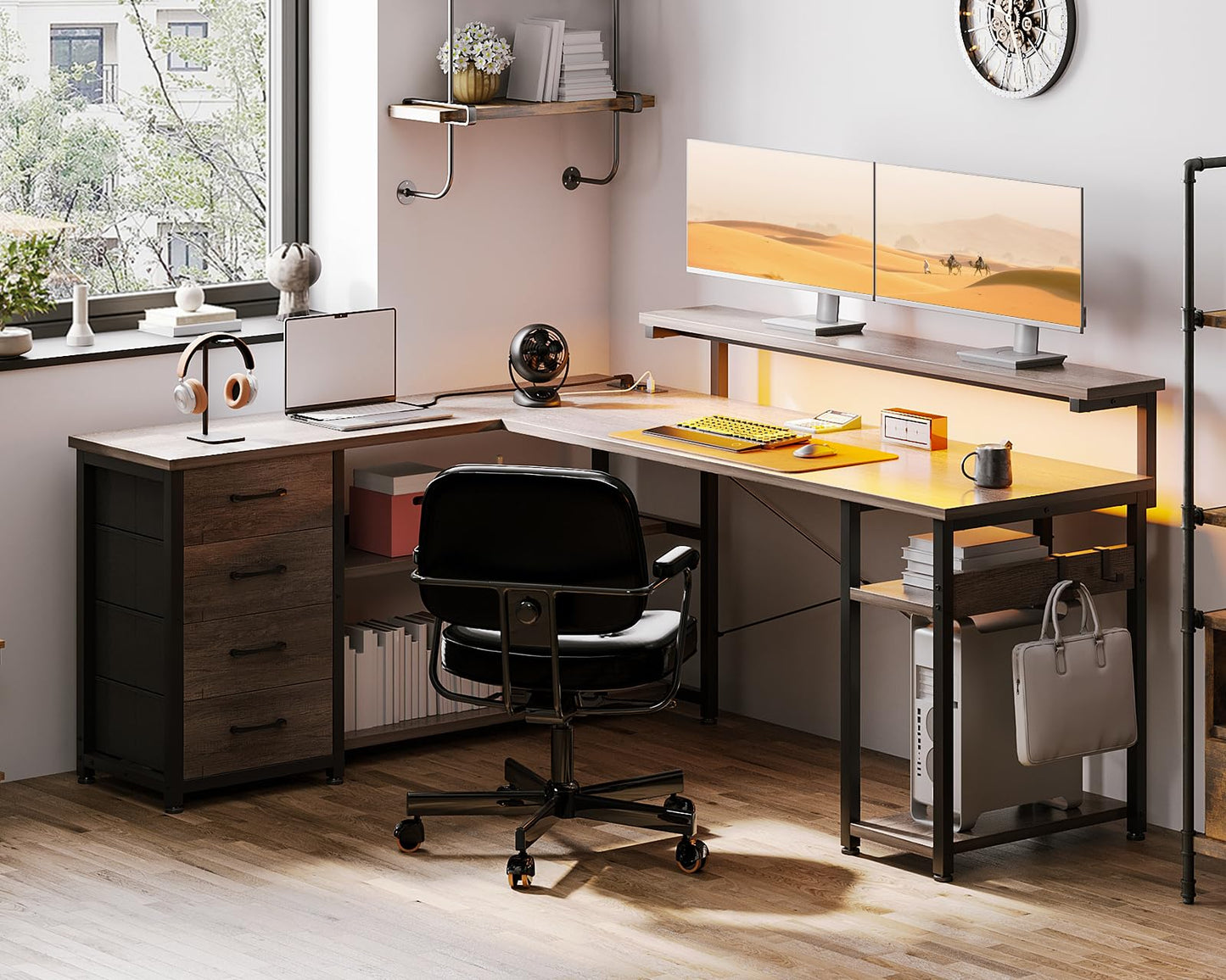 ODK Schreibtisch mit Schubladen, Reversible Eckschreibtisch mit 2 Steckdosen und 2 USB Ladeanschluss, Bürotisch L Form mit LED für Home Office 135×110cm (Schwarz)