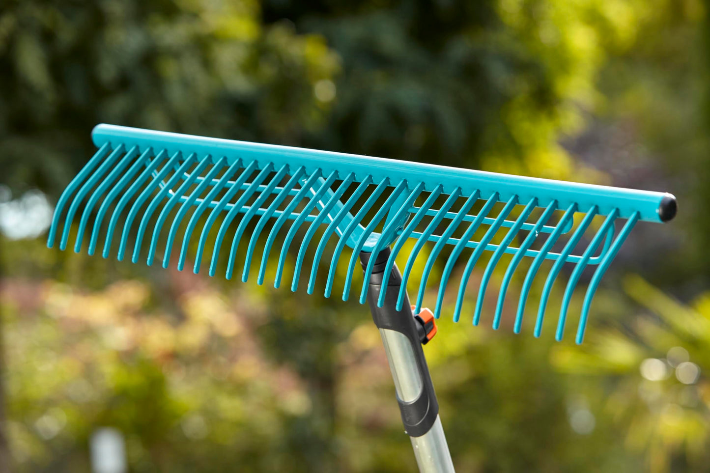 Gardena combisystem-Rechenbesen: Handlicher Zinkenbesen zum Zusammenfegen von Laub und Grasschnitt, mit robusten Kunststoffzinken, Arbeitsbreite 43 cm (3101-20)