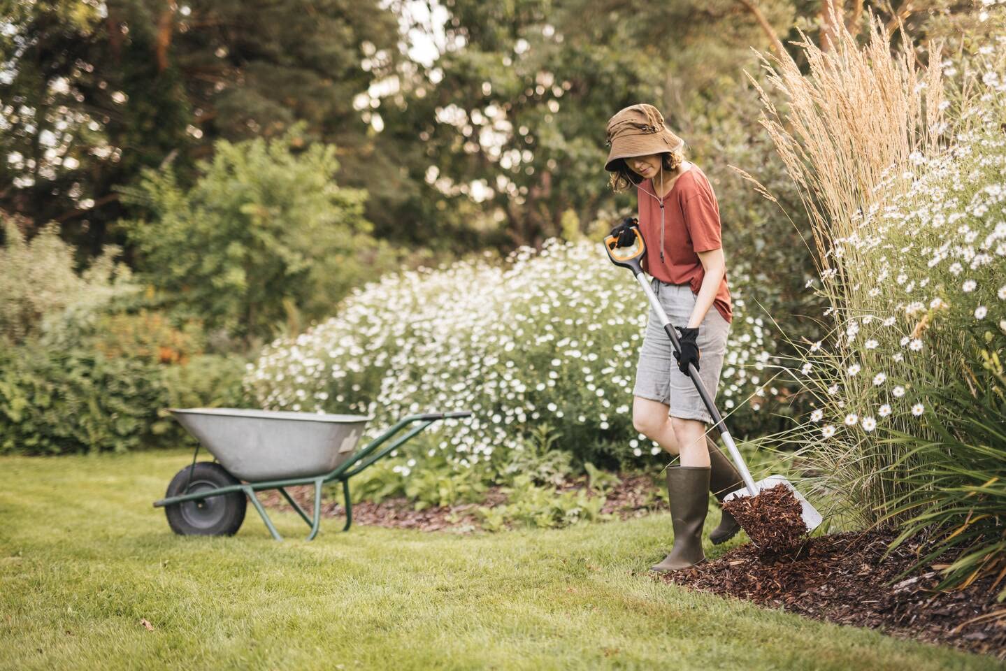 Fiskars Gärtnerspaten für harte, steinige Böden, Spitz, Länge: 120 cm, Verstärktes Borstahl-Blatt, Schwarz/Orange, Xact, 1066729