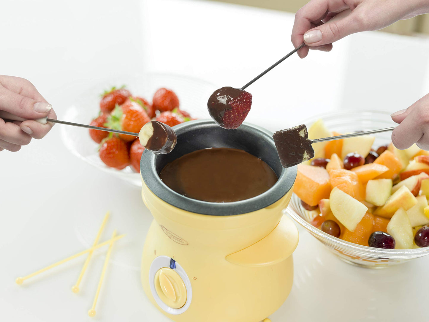 Bestron Schokoladen Fondue für 2 Personen, Mini-Schokofondue-Set, inkl. 10xSpieße, 10xGabeln und 1xSpachtel, 25Watt, Farbe: Rosa