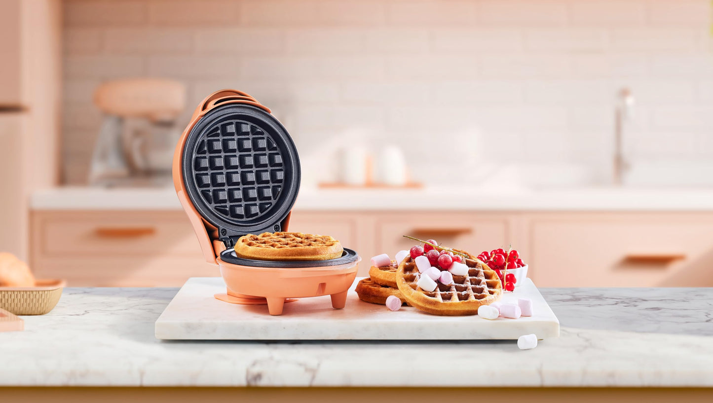 Bestron Mini-Waffeleisen für klassische Waffeln, kleiner Waffelmaker mit Antihaftbeschichtung, für Kindergeburtstage, Familienfeiern, Ostern oder Weihnachten, Retro Design, 550 Watt, Farbe: Rosa