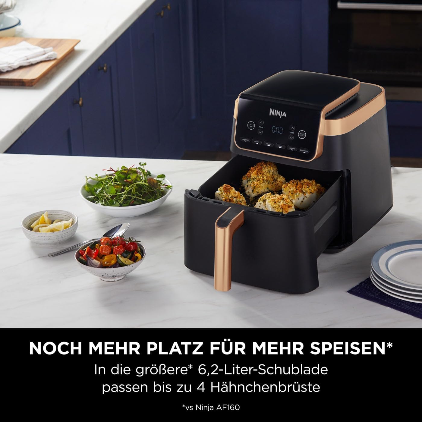 Ninja Heißluftfritteuse MAX PRO, 6,2 L, ölfrei, große Schublade, Rösten, Backen, Air Fry, Antihaftbeschichtet, Spülmaschinenfester Korb & Crisper Gittereinsatz, Silikonzange, Schwarz/Kupfer, AF180EUCP