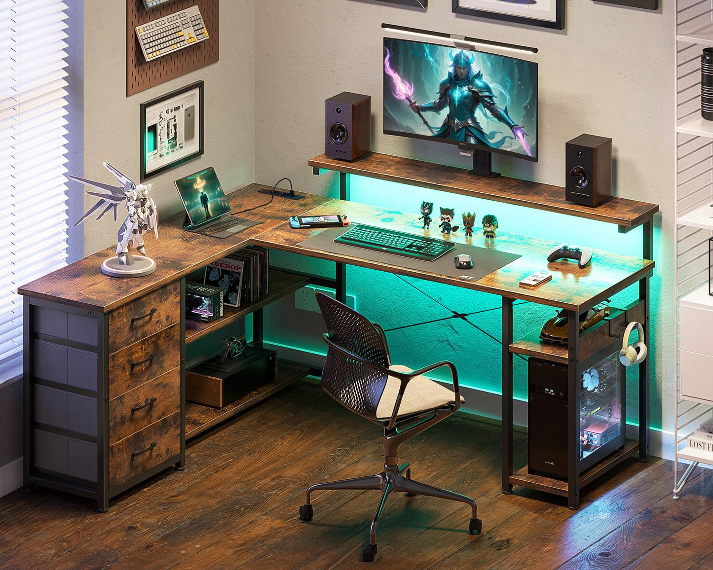 ODK Schreibtisch mit Schubladen, Reversible Eckschreibtisch mit 2 Steckdosen und 2 USB Ladeanschluss, Bürotisch L Form mit LED für Home Office 135×110cm (Schwarz)