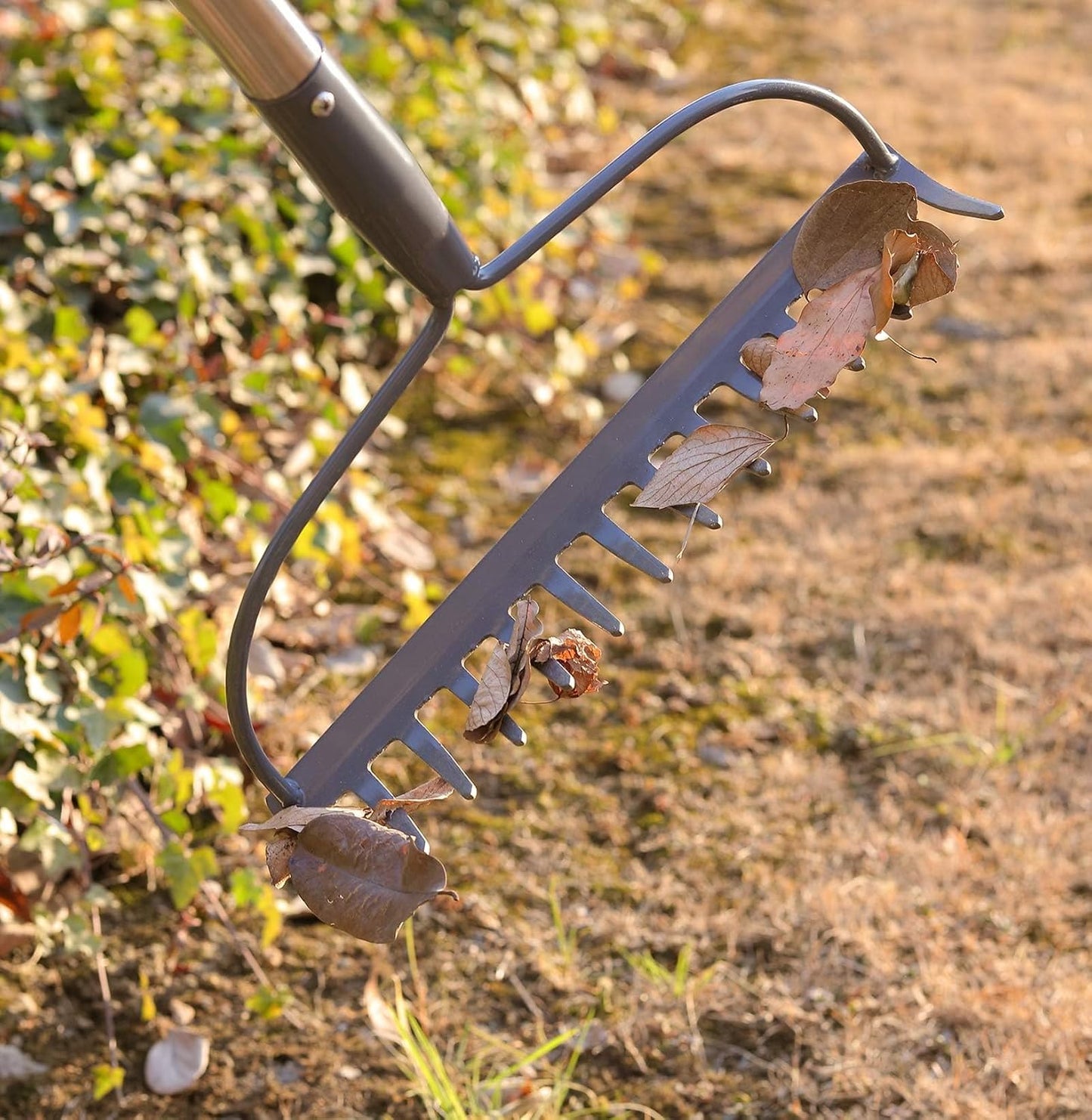 Laubrechen mit 14 Zähnen, Gartenharke aus Metall, Breite Harke mit 152 cm langem Metallstiel, Gartengerät zum Jäten, düngen, Gartenrechen für Rasen und Blätter