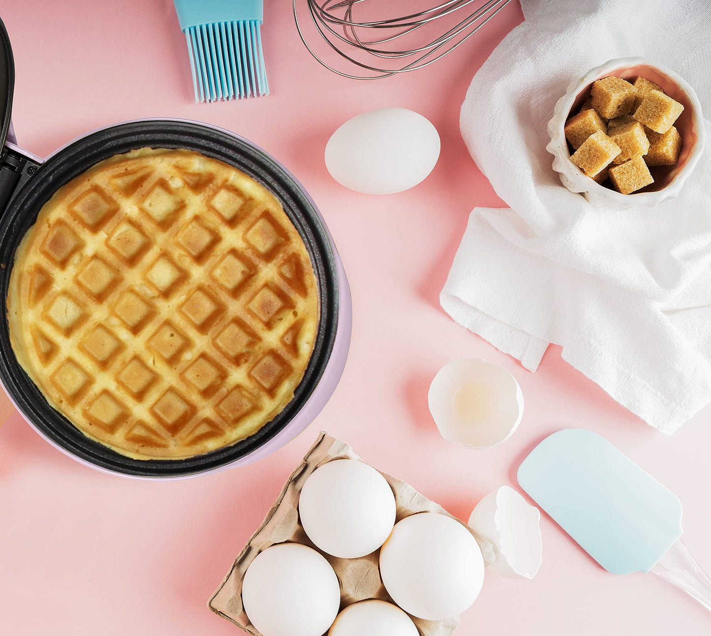 Bestron Mini-Waffeleisen für klassische Waffeln, kleiner Waffelmaker mit Antihaftbeschichtung, für Kindergeburtstage, Familienfeiern, Ostern oder Weihnachten, Retro Design, 550 Watt, Farbe: Rosa