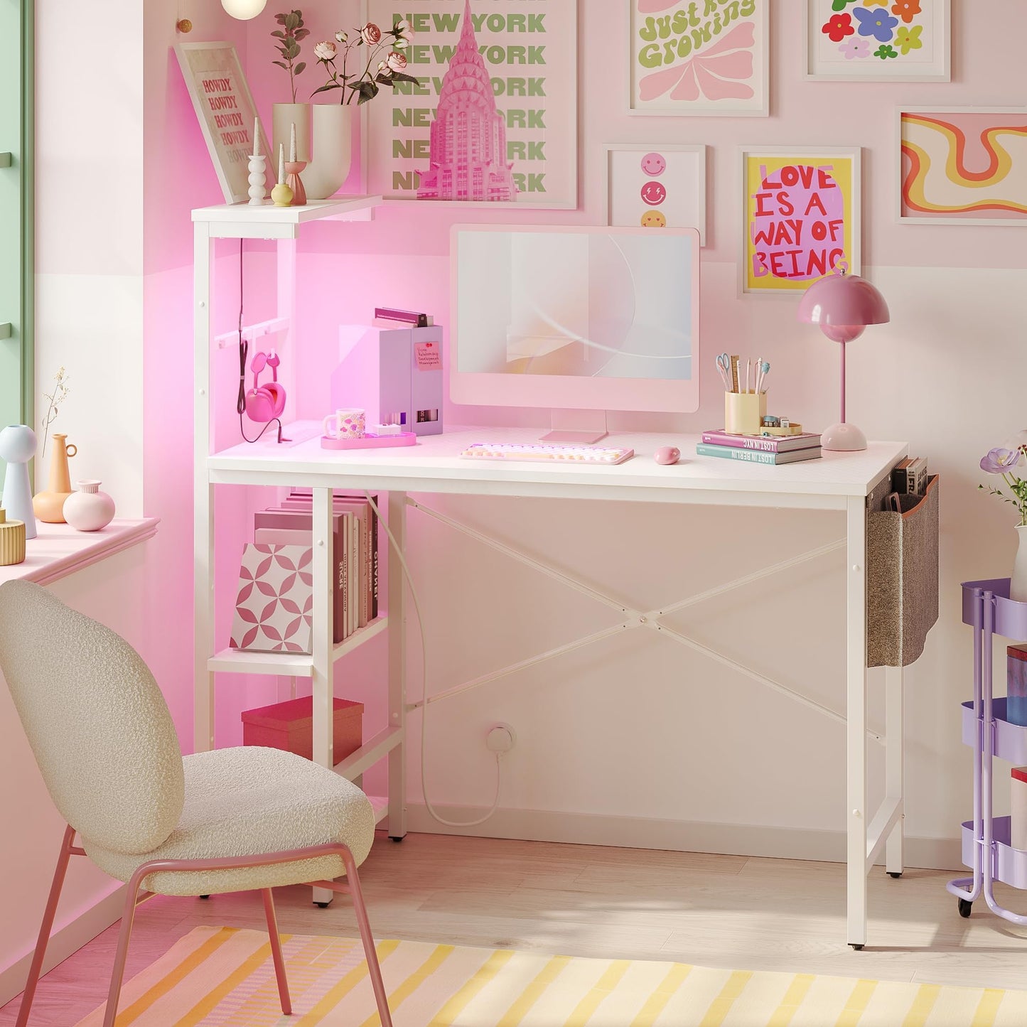 Bestier 113CM Eck-Computertisch mit Steckdosen Computertisch mit LED-Leuchten Umkehrbarer Schreibtisch mit Seitentasche Aufbewahrungstasche & Zubehöraufhänger für Home Office Small Space Weiß