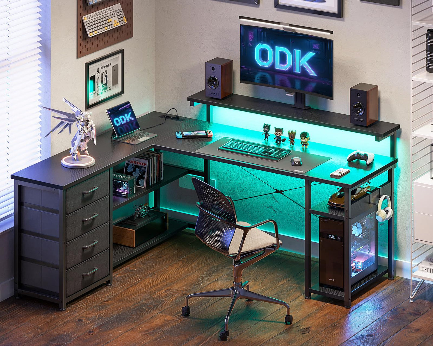 ODK Schreibtisch mit Schubladen, Reversible Eckschreibtisch mit 2 Steckdosen und 2 USB Ladeanschluss, Bürotisch L Form mit LED für Home Office 135×110cm (Schwarz)