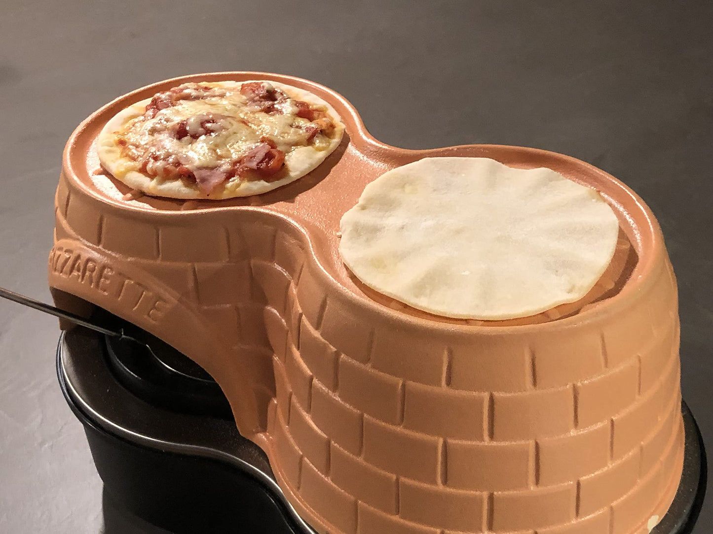 Emerio Pizzaofen, PIZZARETTE das Original, handgemachte Terracotta Tonhaube, patentiertes Design, für Mini-Pizza, echter Familien-Spaß für 8 Personen, PO-116124.1, Pink