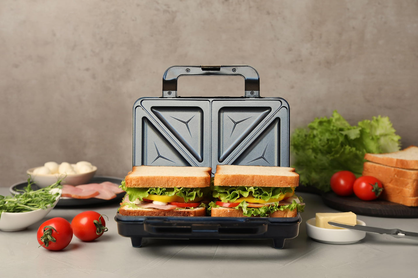 Bestron XL Sandwichmaker, Antihaftbeschichteter Sandwich-Toaster für 2 Sandwiches, inkl. automatischer Temperaturregelung & Bereitschaftsanzeige, 900 Watt, Farbe: Schwarz/Kupfer