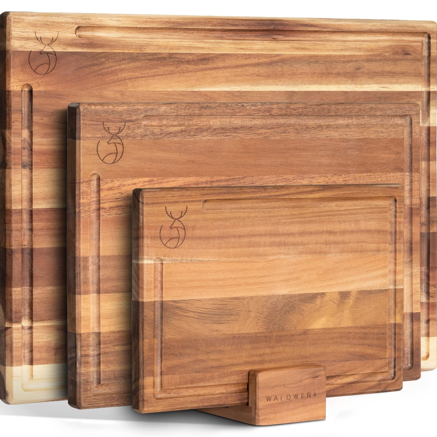 WALDWERK Set of 3 Solid Acacia Chopping Boards (40 x 30 cm / 33 x 24 cm / 26 x 18 cm), with Board Stand, 2 cm Thick Wooden Boards with Juice Groove, Designer Chopping Board Set
