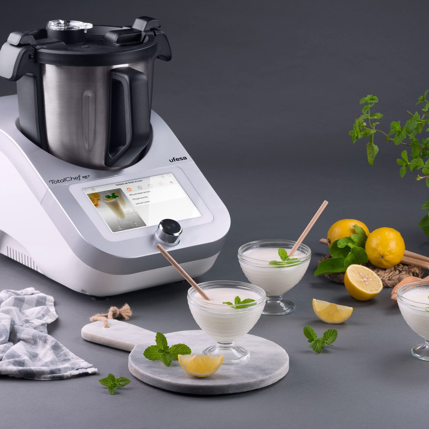 Ufesa TotalChef RK7 Küchenmaschine mit WLAN, Multifunktions Küchenroboter mit Kochfunktion, Kochroboter 30 Funktionen, 4.5L, 7-Zoll-Touchscreen, Interaktives Rezeptbuch, Silber / Weiss
