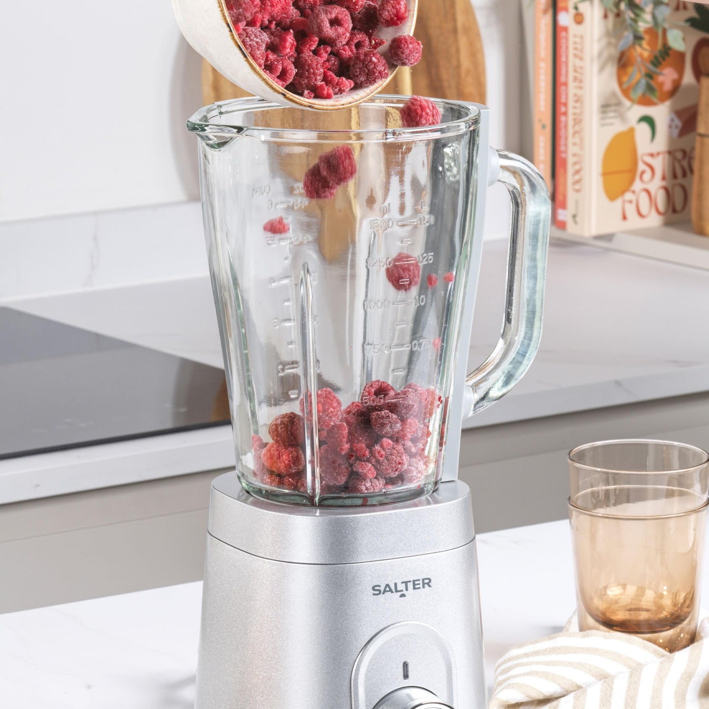 Salter Aspen NutriPro Mini Smoothie Maker, ideal für Protein Shakes, Säfte und Cocktails, Kompakter Mixer mit 1L Mixbehälter, 800ml BPA-frei To-Go Becher, 1000W Leistung, inkl. Aufbewahrungsdeckel