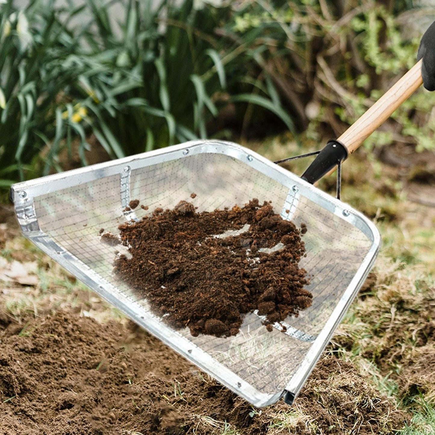 Sandsieb-Schaufel, Gartensandsieb, Gartengerät, groß, 43 x 33 cm, leicht und ergonomisch, griffiger Griff, effizientes Sieb zum Sieben von Boden, Pflanzen, Jäten