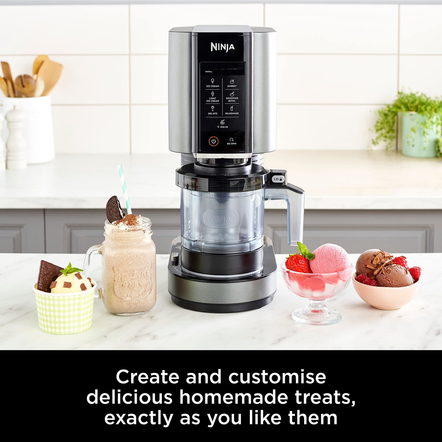 Ninja CREAMi Eismaschine & Frozen Dessert Maker mit 3 Behältern, 7 Programmen, macht Eiscreme, Gelato, Sorbet, Smoothie Bowl, Milchshakes und mehr, macht 1,4 L Eiscreme, Schwarz & Kupfer, NC300EUCP