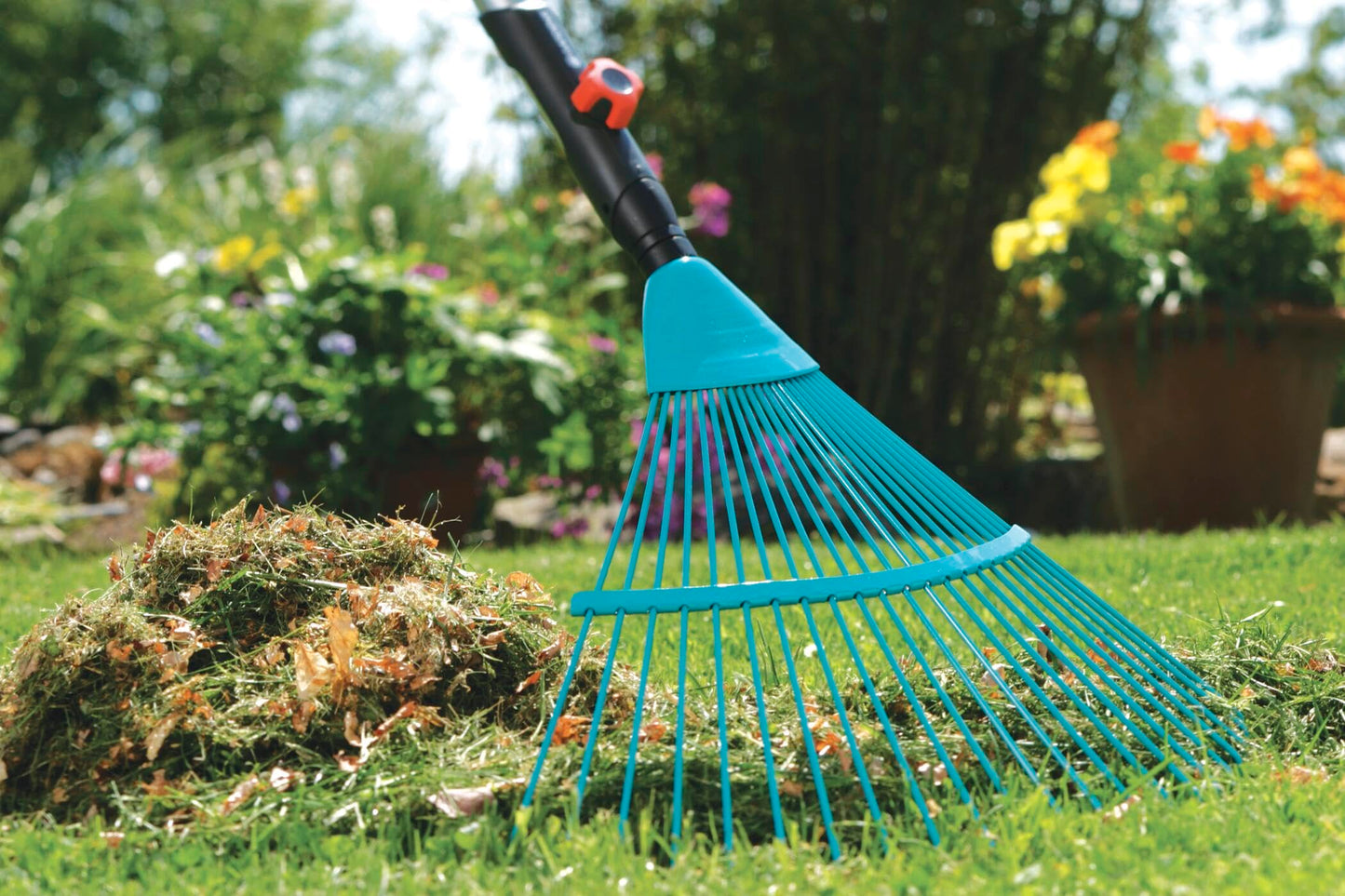 Gardena combisystem-Rechenbesen: Handlicher Zinkenbesen zum Zusammenfegen von Laub und Grasschnitt, mit robusten Kunststoffzinken, Arbeitsbreite 43 cm (3101-20)