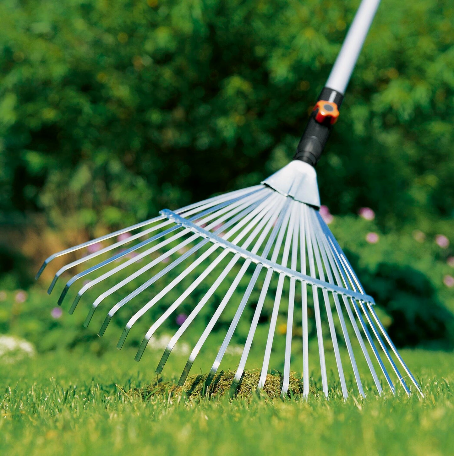 Gardena combisystem-Rechenbesen: Handlicher Zinkenbesen zum Zusammenfegen von Laub und Grasschnitt, mit robusten Kunststoffzinken, Arbeitsbreite 43 cm (3101-20)