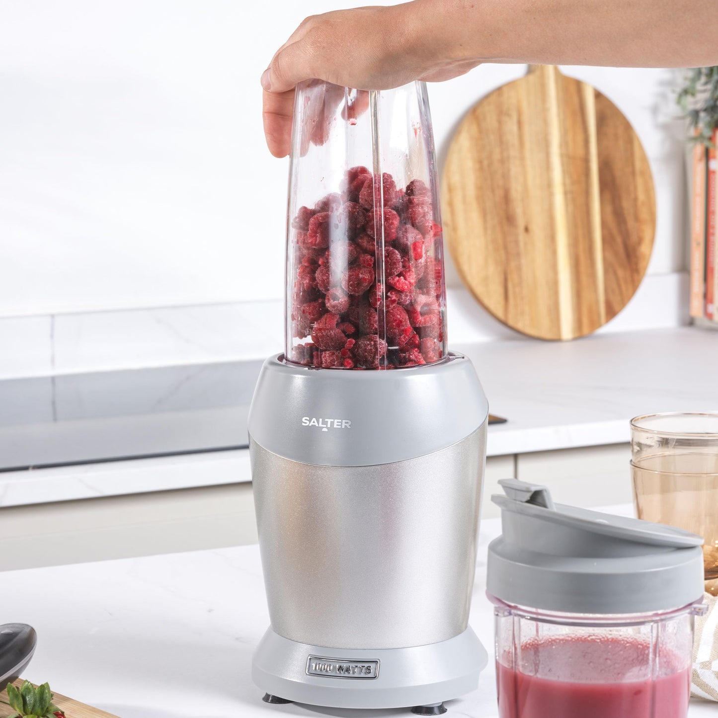 Salter Aspen NutriPro Mini Smoothie Maker, ideal für Protein Shakes, Säfte und Cocktails, Kompakter Mixer mit 1L Mixbehälter, 800ml BPA-frei To-Go Becher, 1000W Leistung, inkl. Aufbewahrungsdeckel