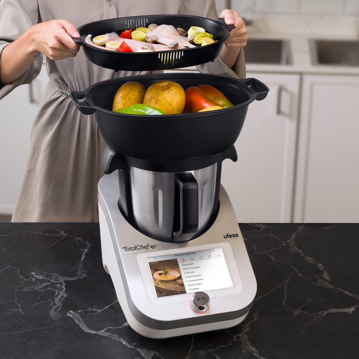 Ufesa TotalChef RK7 Küchenmaschine mit WLAN, Multifunktions Küchenroboter mit Kochfunktion, Kochroboter 30 Funktionen, 4.5L, 7-Zoll-Touchscreen, Interaktives Rezeptbuch, Silber / Weiss