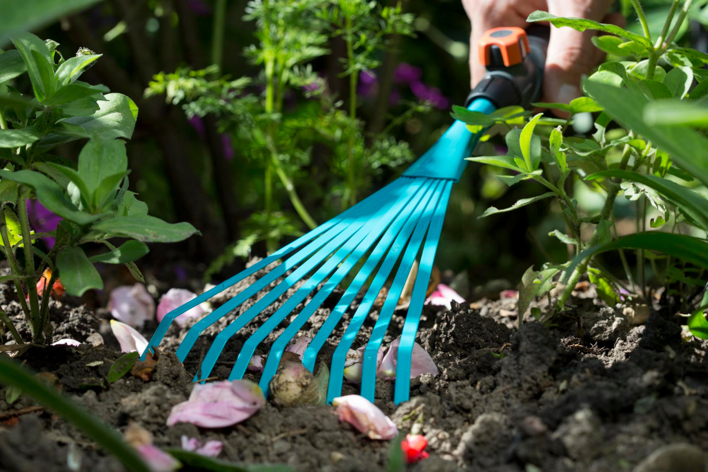 Gardena combisystem-Blumenkelle: Gartenschaufel für An- und Umpflanzarbeiten, Arbeitsbreite 8,5 cm, Flexibler Einsatz, aus Qualitätsstahl, duroplastbeschichtet, Korrosionsschutz (8929-20)