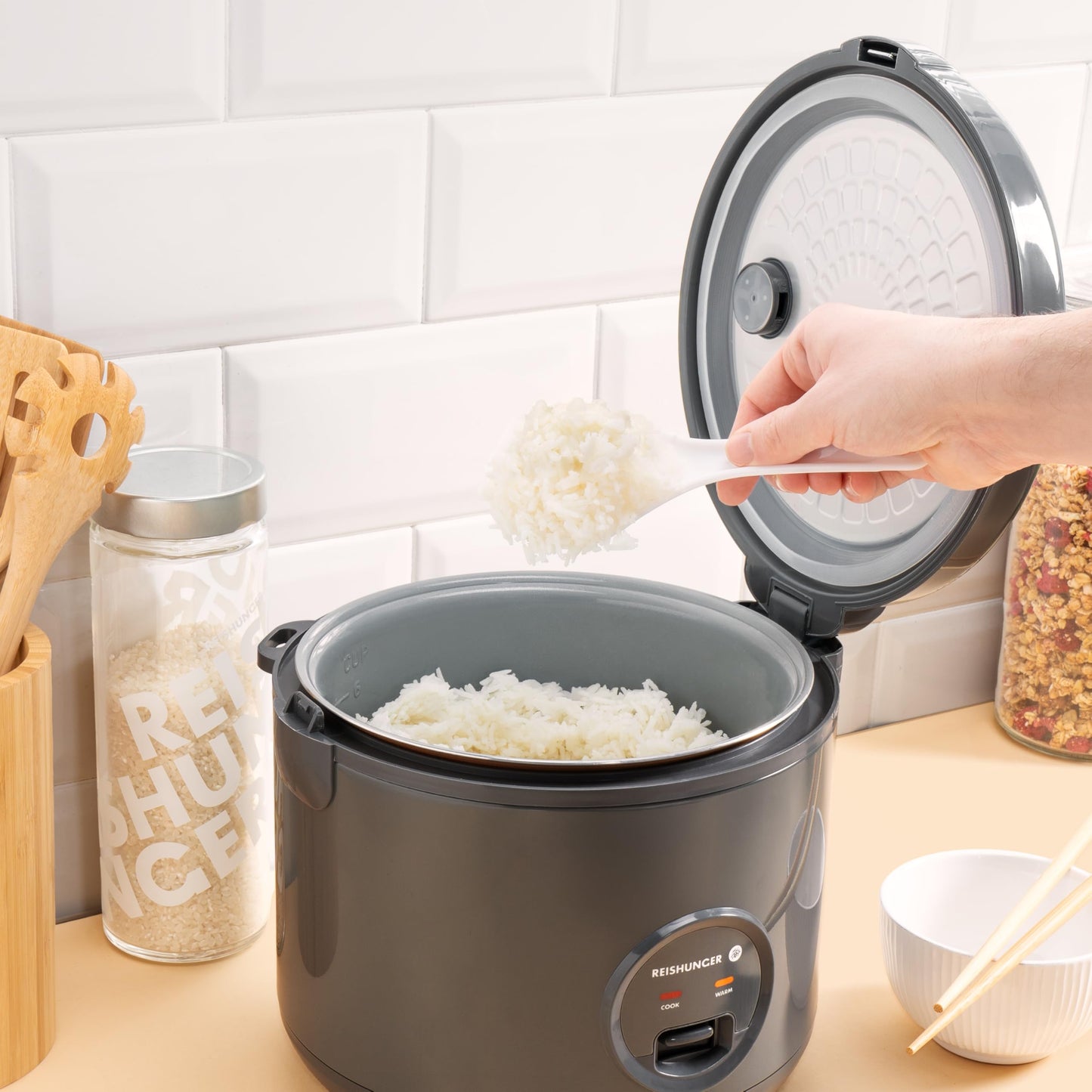 REISHUNGER Reiskocher & Dampfgarer mit Keramikbeschichtung - 1,2 L, Schwarz - Für 1-6 Personen - Schnelle Zubereitung ohne Anbrennen - Mit Warmhaltefunktion inkl. Dämpfeinsatz, Löffel & Messbecher