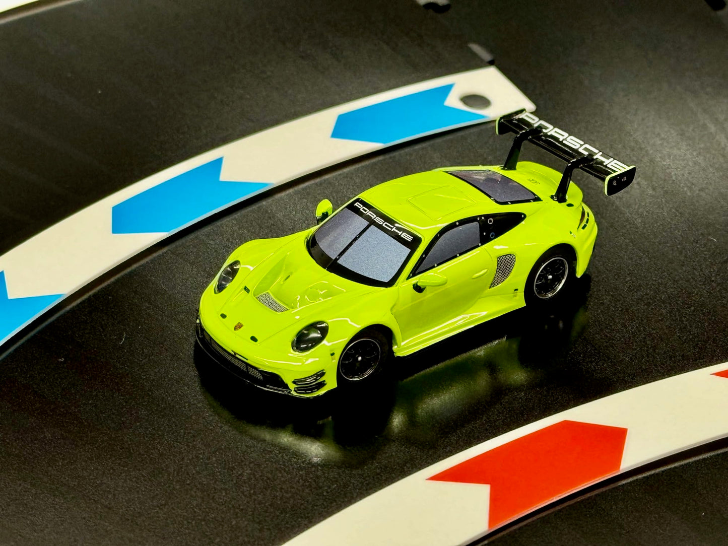 Carrera HYBRID Devil Drivers, Rennspaß der neuen Generation, Legendäre Rennboliden Porsche 911 GT3 R im Maßstab 1:50, Hybrid Technologie mit KIIUnterstützung, Steuerung per SmartphoneIApp