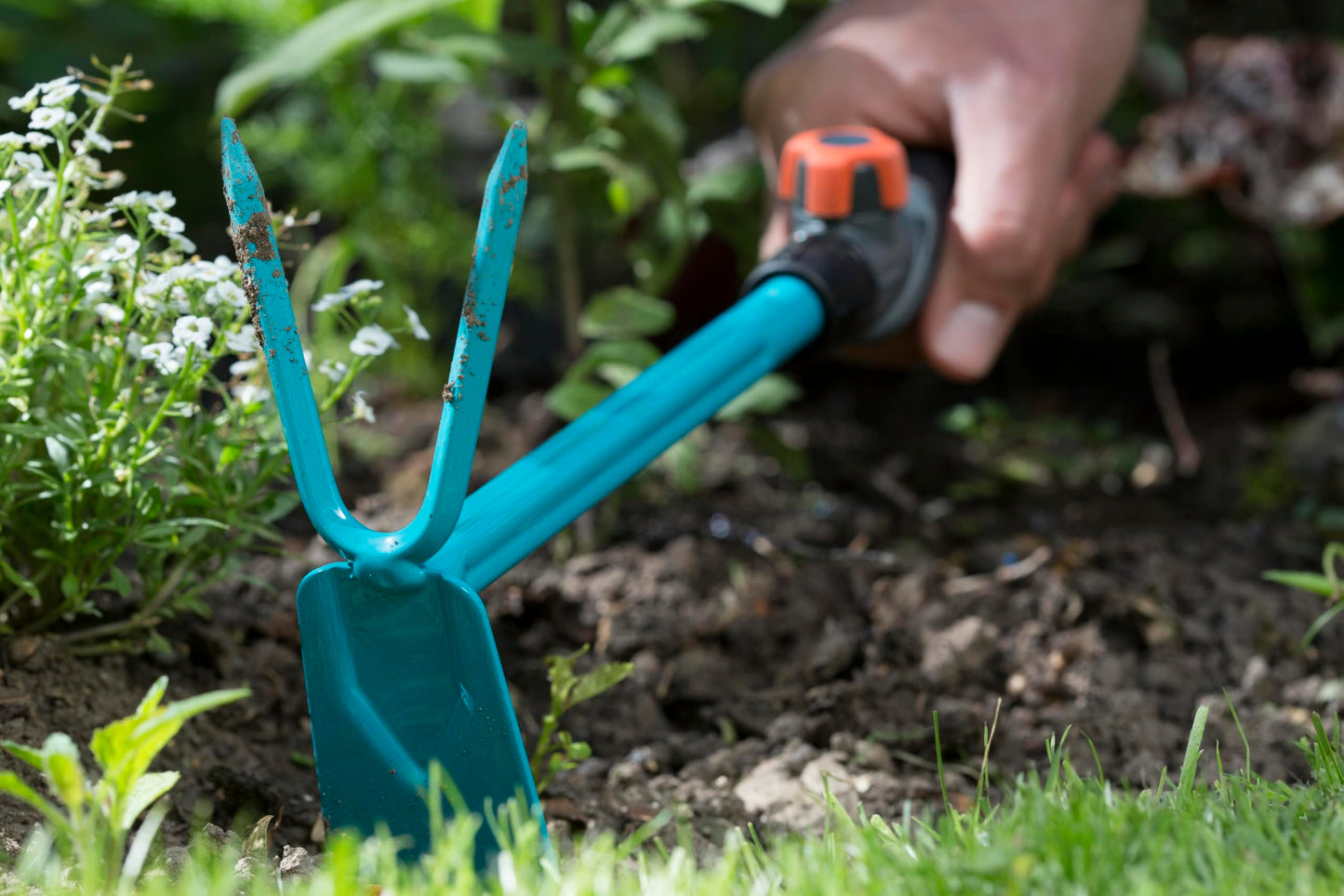 Gardena combisystem-Kleinhäckchen: 3-Zinken-Doppelhacke zum Lockern/Lüften und Jäten des Bodens, Arbeitsbreite 6,5 cm, ergonomischer Griff, Korrosionsschutz (8915-20)